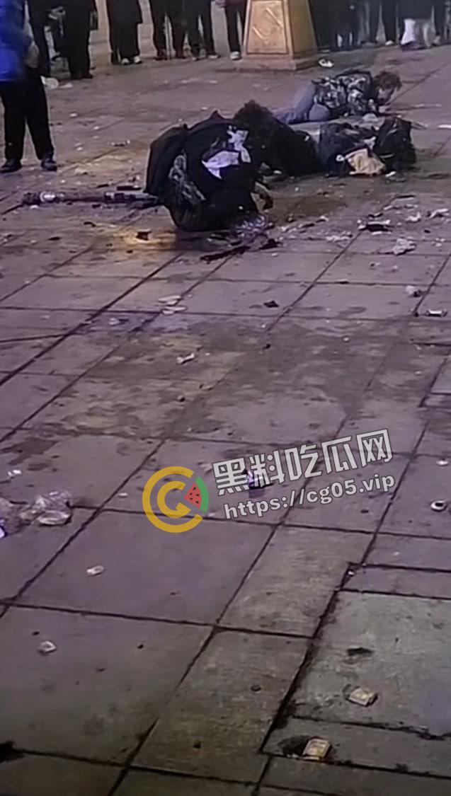 河南焦作东方红广场 三名年轻人疑似当众引爆雷管 手和腿直接炸断 现场血腥画面曝光-7