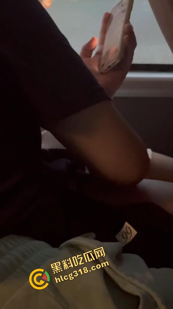 客车情侣野路子玩花样,男的当众抠小骚穴,女的事后贴心拿纸擦手,被偷拍还回怼关你屌事,老子就爱玩!-4