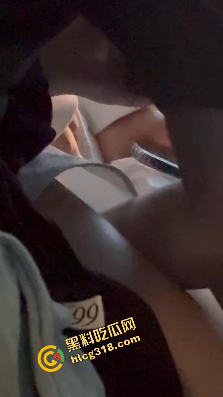 客车情侣野路子玩花样,男的当众抠小骚穴,女的事后贴心拿纸擦手,被偷拍还回怼关你屌事,老子就爱玩!-5