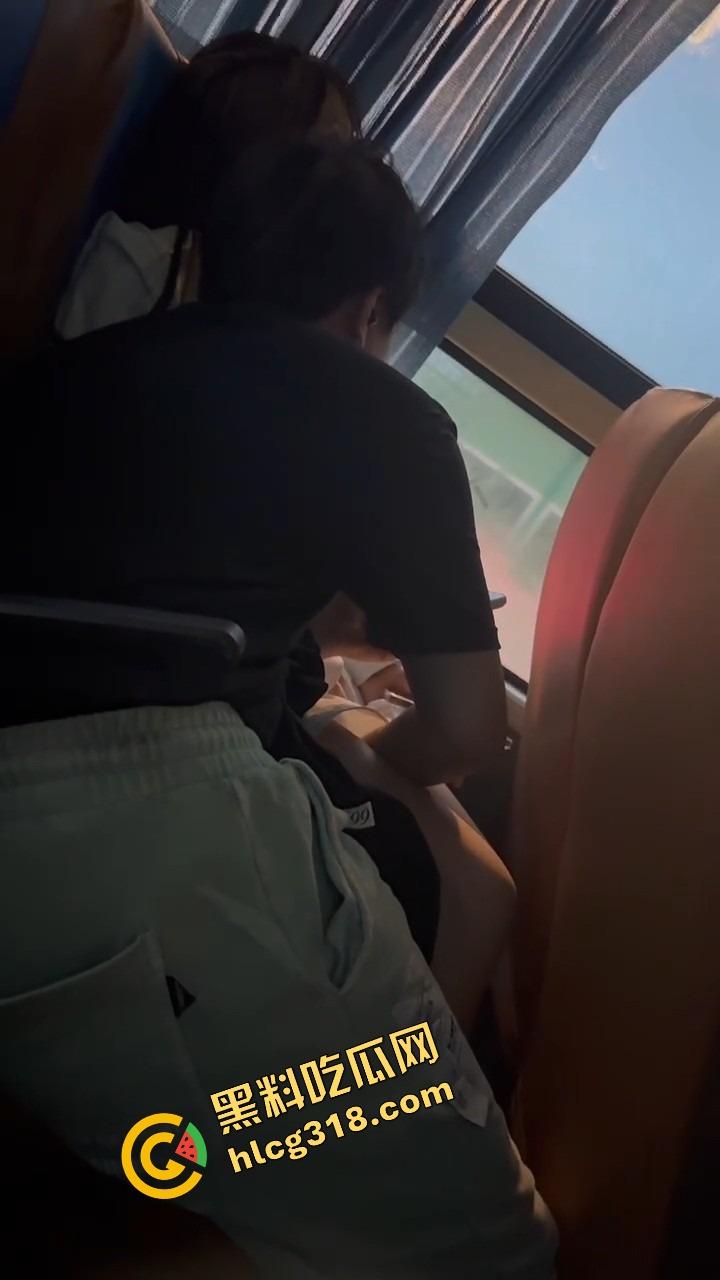 客车情侣野路子玩花样,男的当众抠小骚穴,女的事后贴心拿纸擦手,被偷拍还回怼关你屌事,老子就爱玩!-6