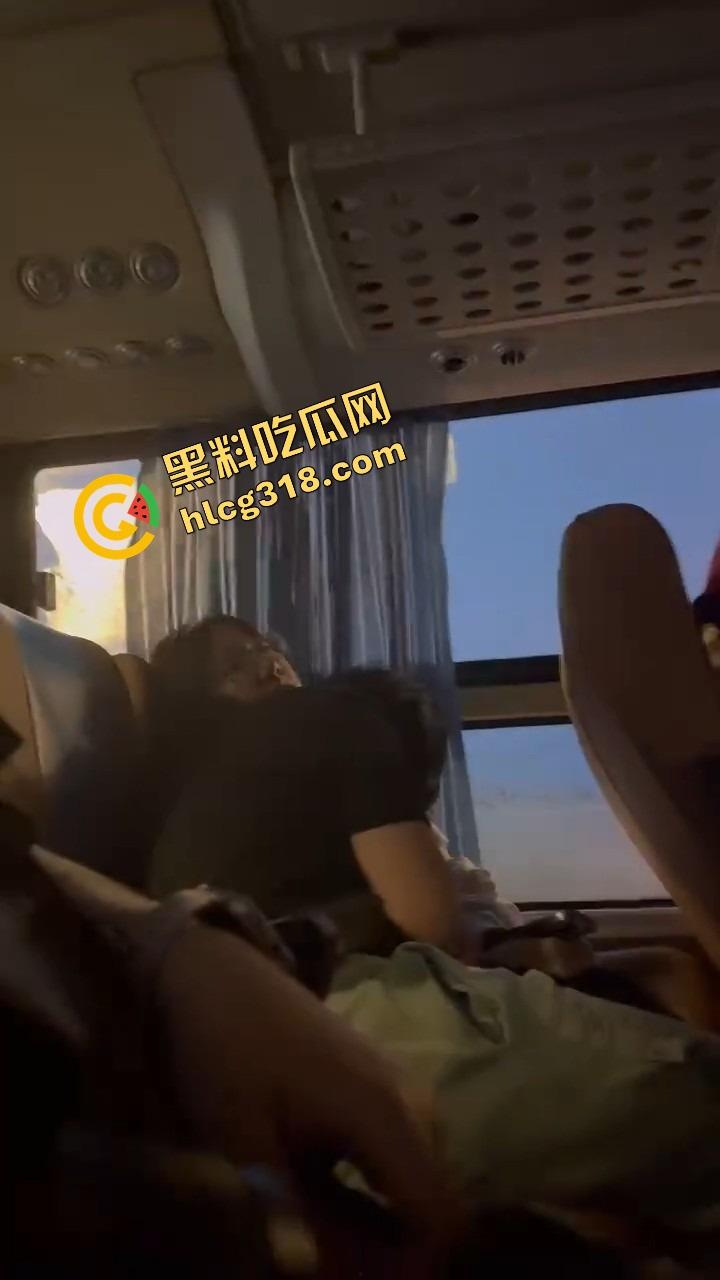 客车情侣野路子玩花样,男的当众抠小骚穴,女的事后贴心拿纸擦手,被偷拍还回怼关你屌事,老子就爱玩!-7