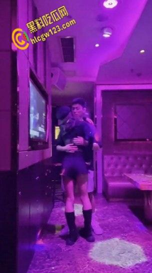 KTV包间里拥吻，衣着暴露的女同学深入短裤抚摸，卫生间激情口交站立后入打桩 ！-1