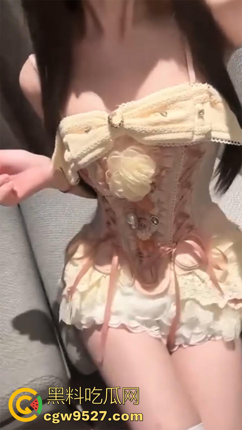 超性感百变萝莉少女,肌肤白嫩身材纤细修长,可御姐可萝莉极度反差,自拍裸露视频勾引大哥!-6