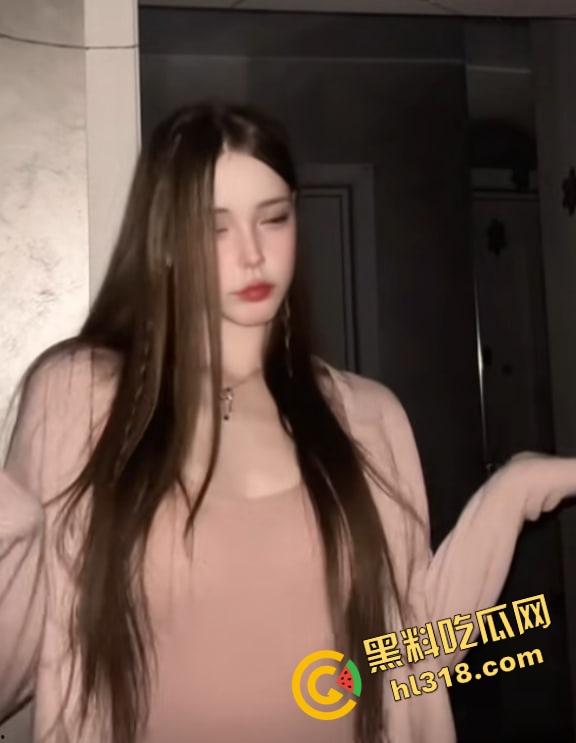 欧美酒吧绝活骚姐一屁股坐下把黄瓜全插进逼里口交双修,抬着观众的头当手动飞机杯一顿插!-2