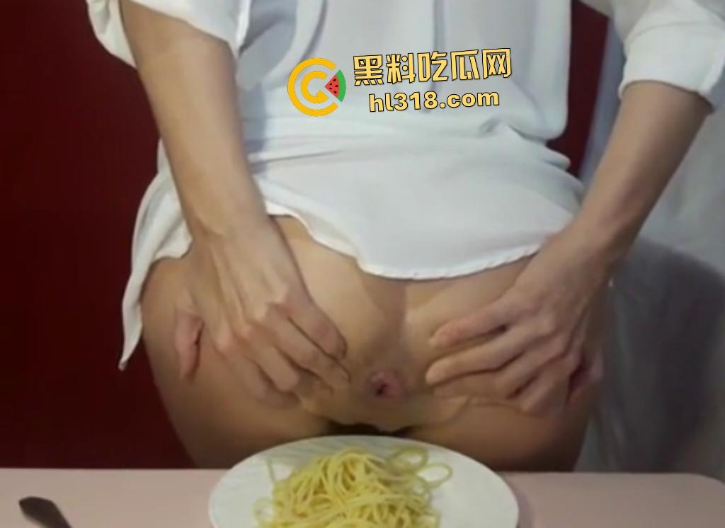 意大利面具老熟女吃早餐意大利面突然想加餐,直接拉屎拌面,还塞逼里最后还吞食光盘行动!-2