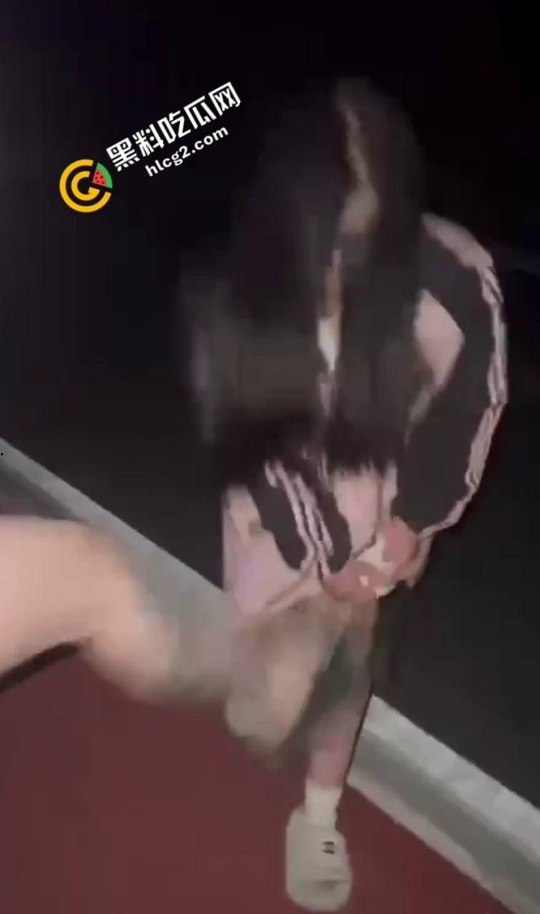 扇脸脚踹 薅头发 被逼吃燃烧的烟头!河南新县女孩遭霸凌事件5分钟原视频 全网疯传!-1