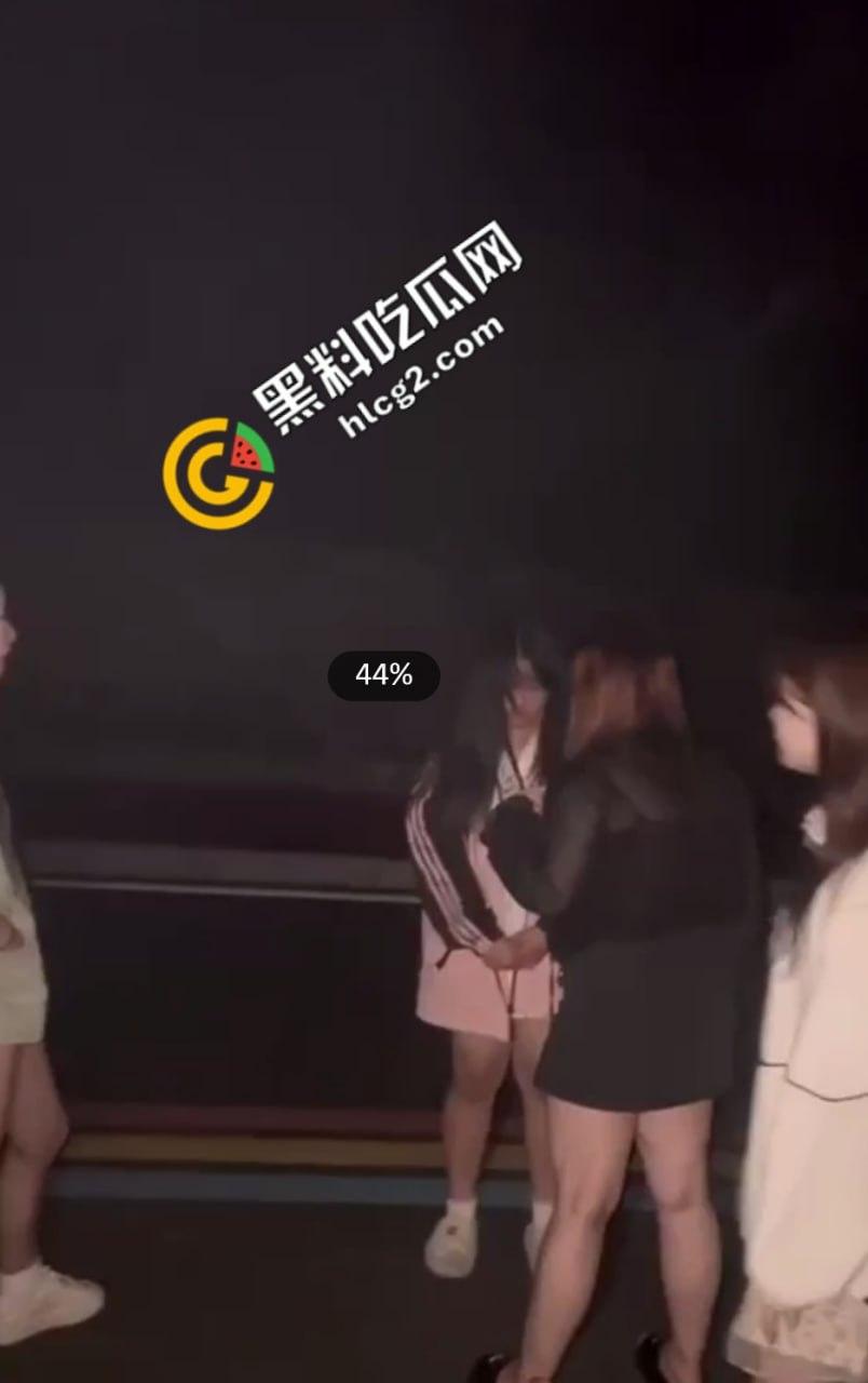 扇脸脚踹 薅头发 被逼吃燃烧的烟头!河南新县女孩遭霸凌事件5分钟原视频 全网疯传!-4