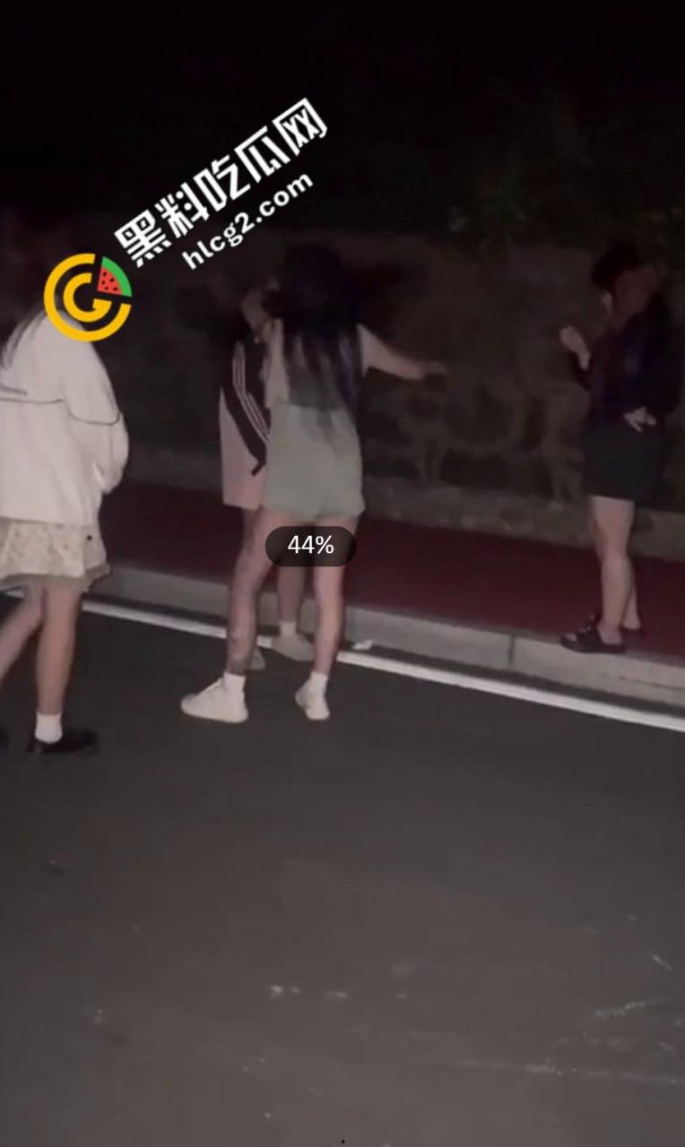 扇脸脚踹 薅头发 被逼吃燃烧的烟头!河南新县女孩遭霸凌事件5分钟原视频 全网疯传!-7