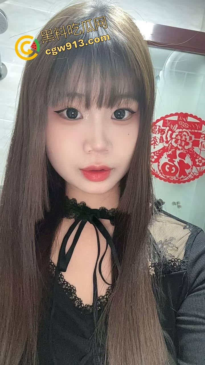 四川【林雪儿】衣服撑不住大奶,张嘴死命含着光溜无毛鸡,喉咙当炮筒,吞精还贱兮兮伸舌头要二次!-1