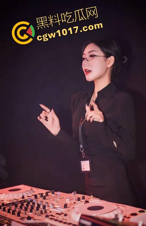 广州夜店女DJ真空打碟!不穿内裤上阵,边打碟边流淫水,收场时还随机挑选忠实听众酒店啪啪,难怪这么酒吧求着她去!-7