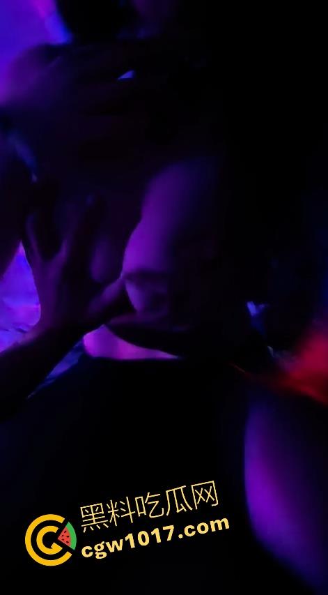 广州夜店女DJ真空打碟!不穿内裤上阵,边打碟边流淫水,收场时还随机挑选忠实听众酒店啪啪,难怪这么酒吧求着她去!-12