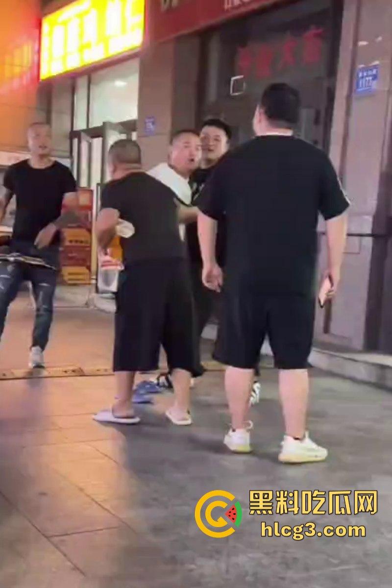 不作死就不会死!女孩烧烤店遭遇性骚扰 男友和其发生冲突对方态度却十分嚣张!-6