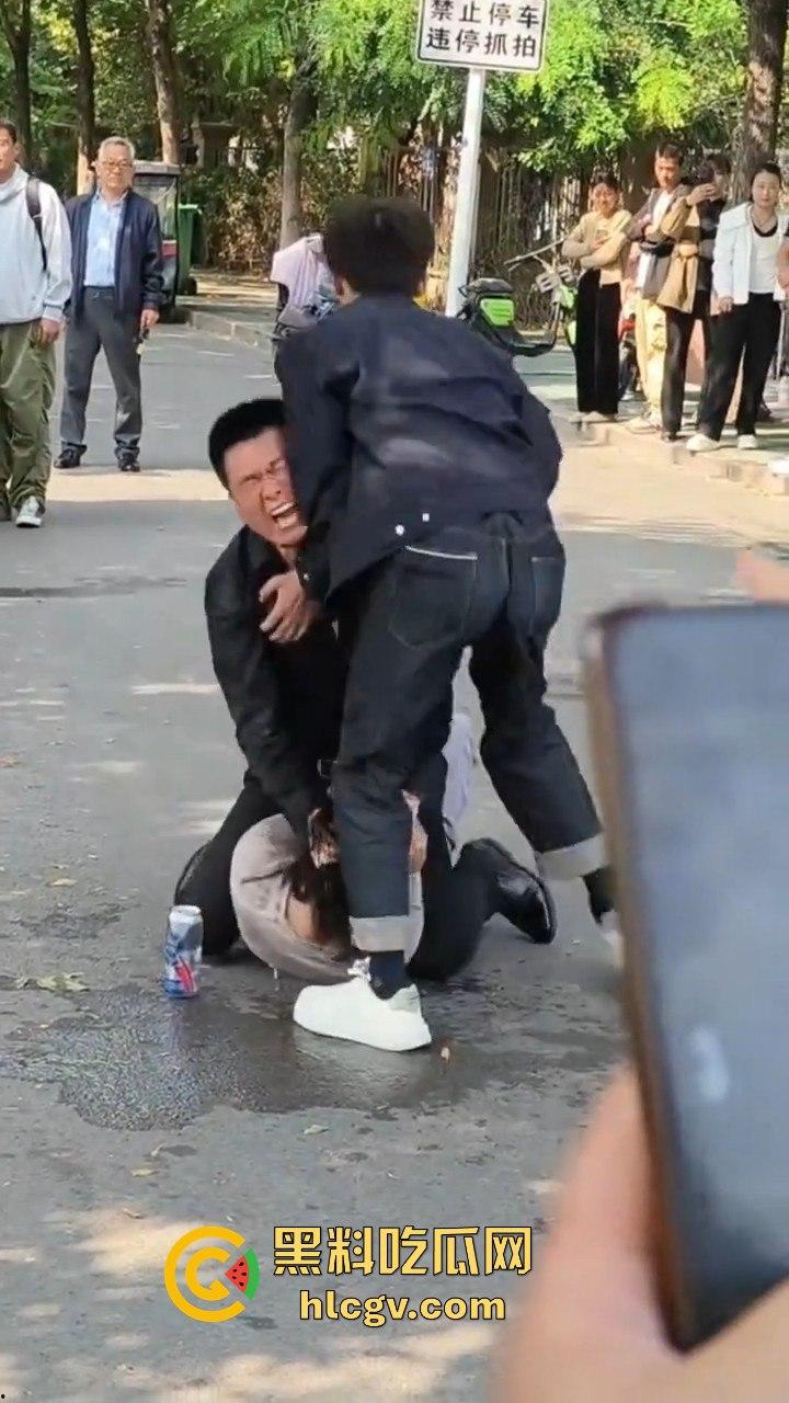 山东男子醉酒殴打女友还拿啤酒洗头!见义勇为小伙出手相救,醉鬼竟拿刀要捅人!-4