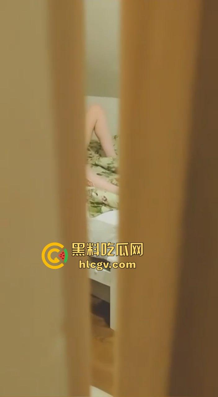 海外合租遇洋马舍友在房抠逼不锁门,水润诱惑摆明让英国流子哥看个爽!这么大机会都不敢上?-5