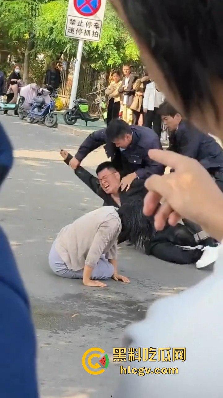 山东男子醉酒殴打女友还拿啤酒洗头!见义勇为小伙出手相救,醉鬼竟拿刀要捅人!-7