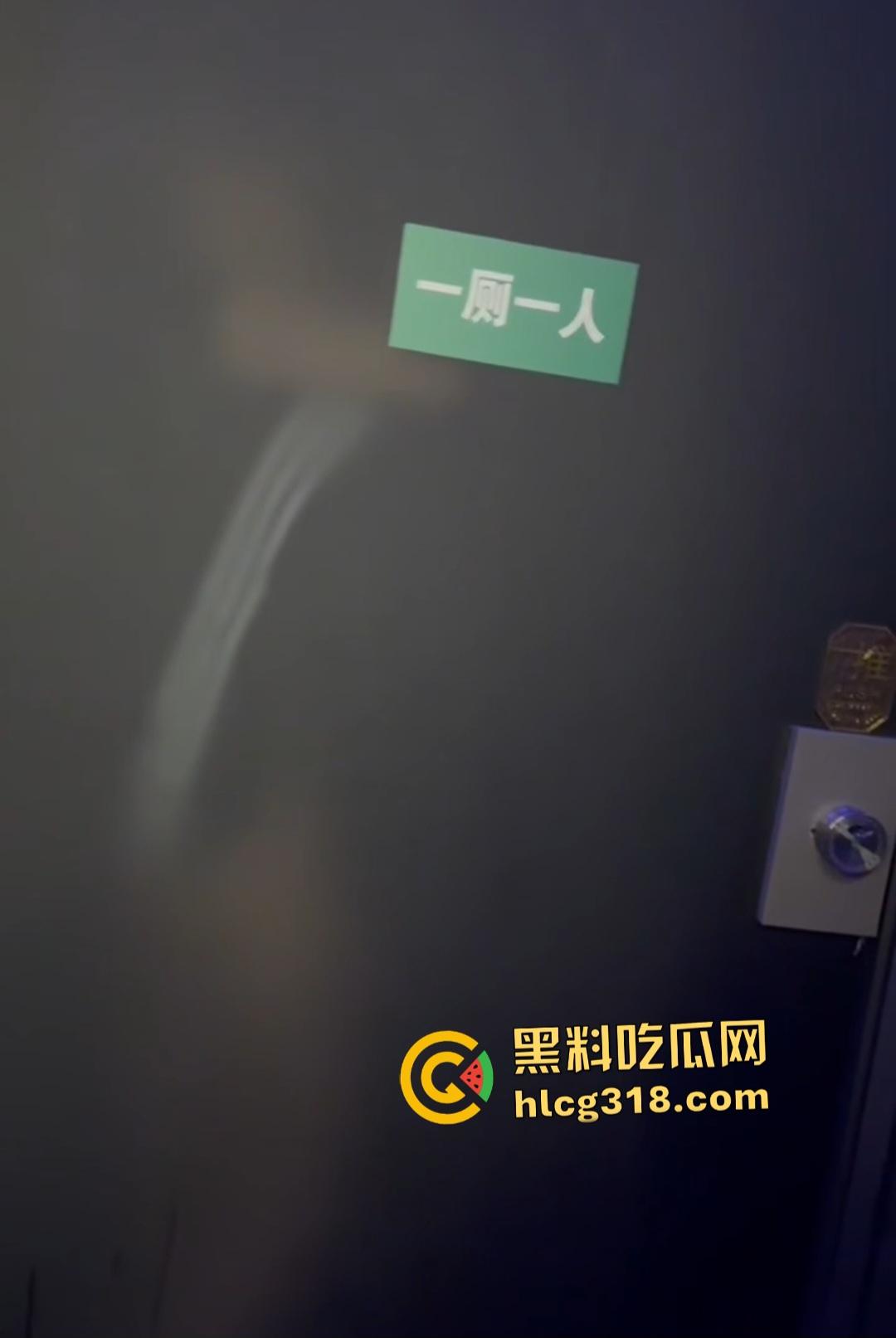 年轻狗男女酒吧厕所激情翻车!躲门后准备开干被拍照,安保竟敲门坏事,狗男女爽到一半直接萎缩!-1