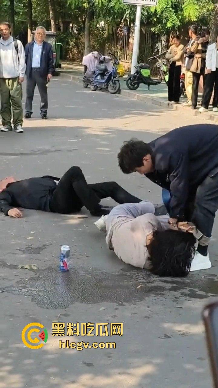 山东男子醉酒殴打女友还拿啤酒洗头!见义勇为小伙出手相救,醉鬼竟拿刀要捅人!-8