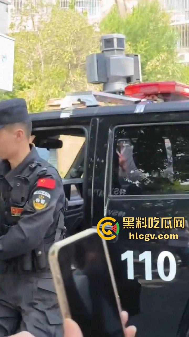 山东男子醉酒殴打女友还拿啤酒洗头!见义勇为小伙出手相救,醉鬼竟拿刀要捅人!-9