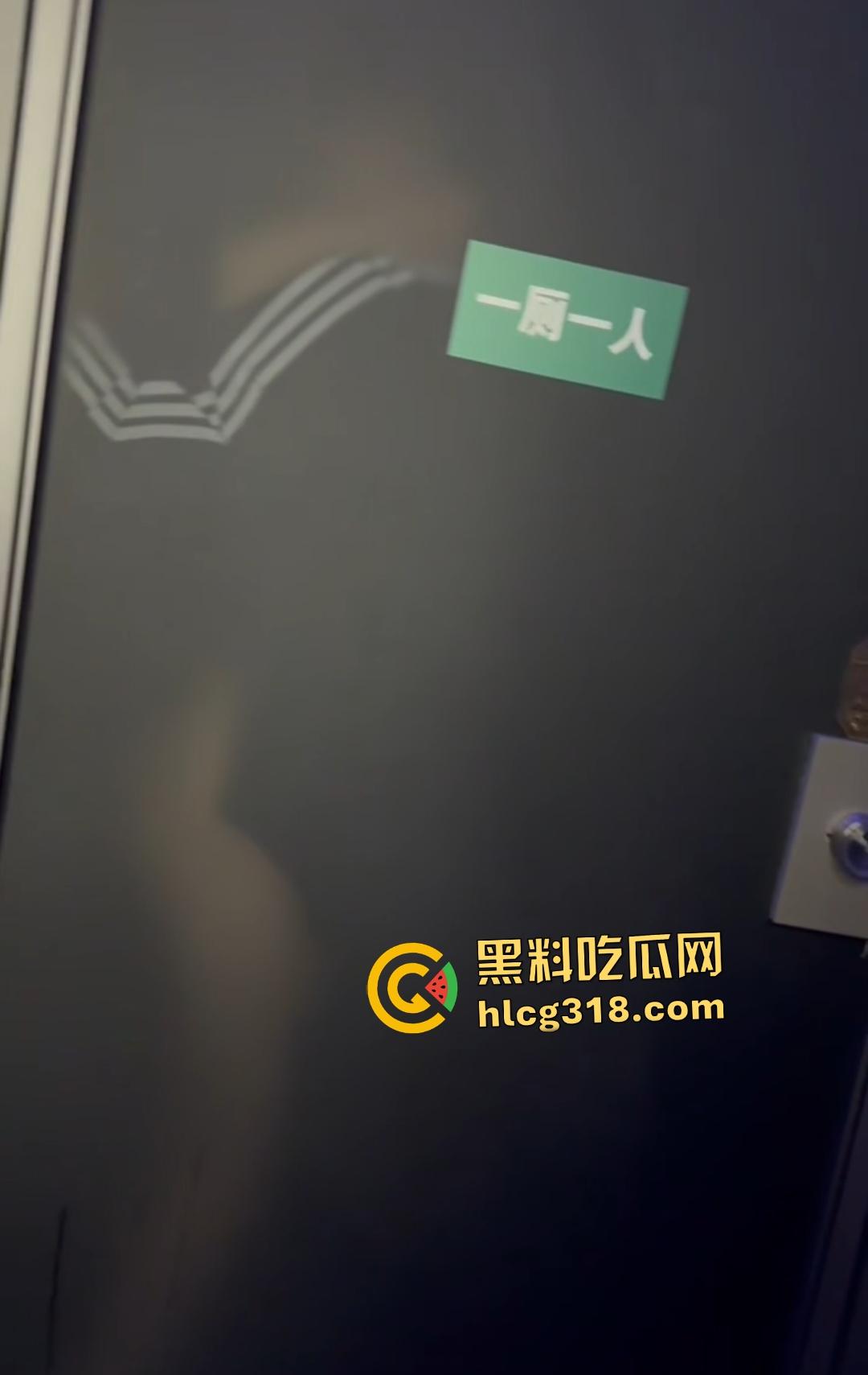 年轻狗男女酒吧厕所激情翻车!躲门后准备开干被拍照,安保竟敲门坏事,狗男女爽到一半直接萎缩!-4