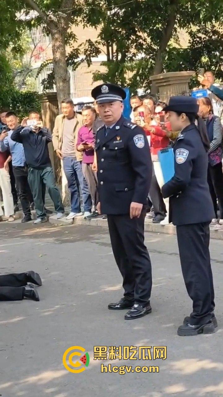 山东男子醉酒殴打女友还拿啤酒洗头!见义勇为小伙出手相救,醉鬼竟拿刀要捅人!-11