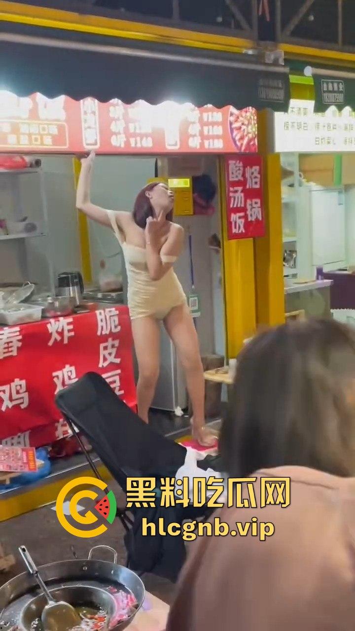夜市龙虾吃多了，小骚货直接开舞内裤全露，酒吧里的福利竟然在夜市上演！-4