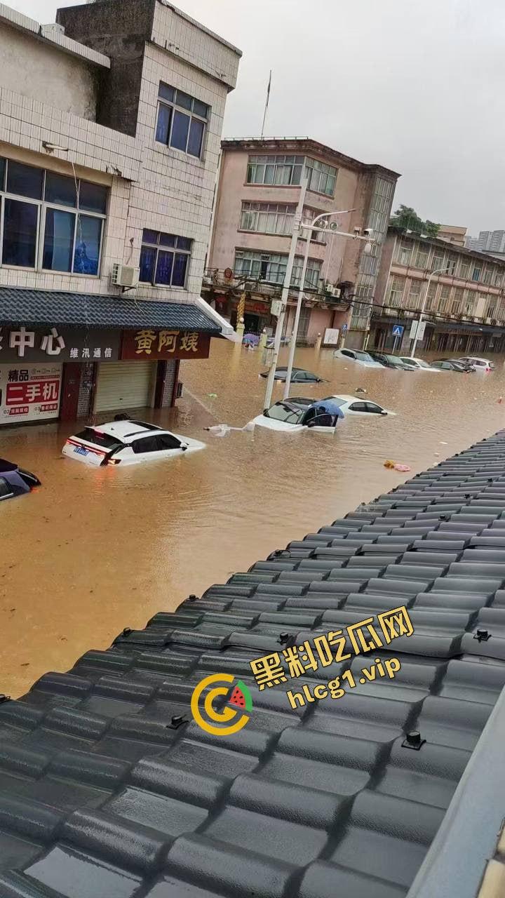 广州 番禺与东莞  超大暴雨 水灾降临！车辆被淹没 致多人触电身亡！-11
