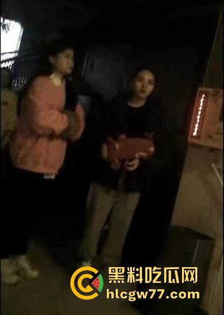 踏马是个人才啊,拿鱼换炮!两个钓鱼佬拿钓的鱼去找街边快餐店换炮,还真被他换到了!-4