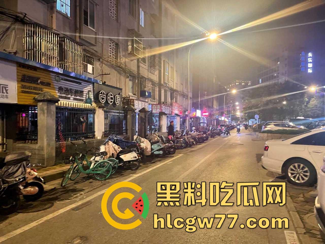 踏马是个人才啊,拿鱼换炮!两个钓鱼佬拿钓的鱼去找街边快餐店换炮,还真被他换到了!-8