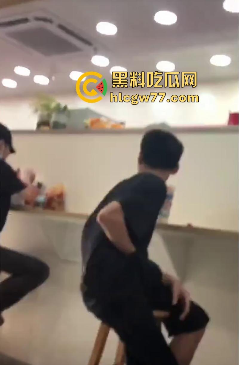 蜜雪冰城狙击手！精神小伙当众撸管~兄弟，这么饥渴么，这种坦克也这么有兴趣？-5