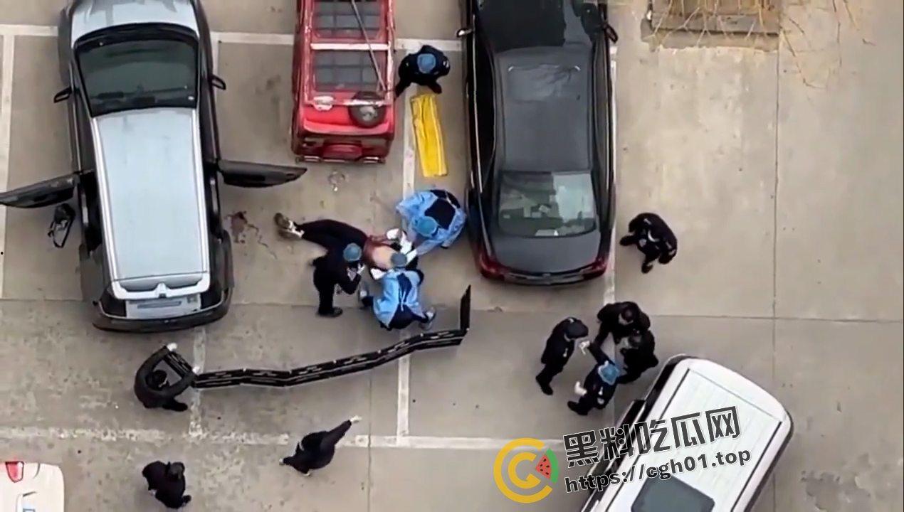 全网封锁消息!山东临沂大学停车场惊现本校学生尸体 自杀还是被掏器官?现场视频流出-2