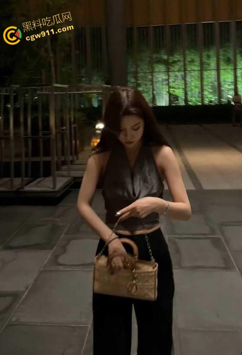 河南理工大学【沈银灯】,私下到处约炮体育生,对镜口交穿着黑丝被狂干,满地射完的避孕套真抗操啊!-1