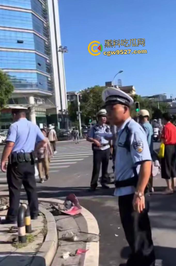 湖南衡阳红湘路口惊魂车祸！男孩睡意昏沉撞断摩托手腿，还撞警车，可笑的是交警扶他到警务室又睡着了！-2