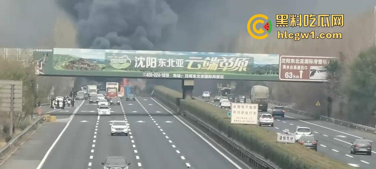辽宁沈阳苏家屯高速突发大巴车祸!疑似载满辽宁师范大学学生,现场一片狼藉!-1