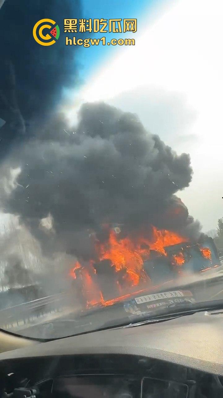 辽宁沈阳苏家屯高速突发大巴车祸!疑似载满辽宁师范大学学生,现场一片狼藉!-2