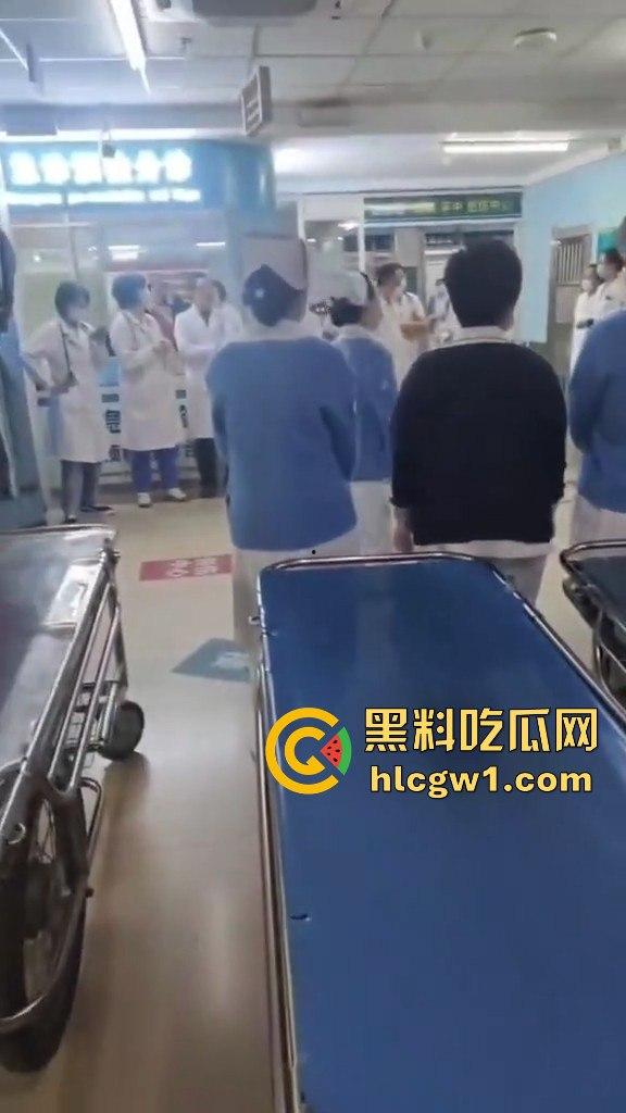 辽宁沈阳苏家屯高速突发大巴车祸!疑似载满辽宁师范大学学生,现场一片狼藉!-4