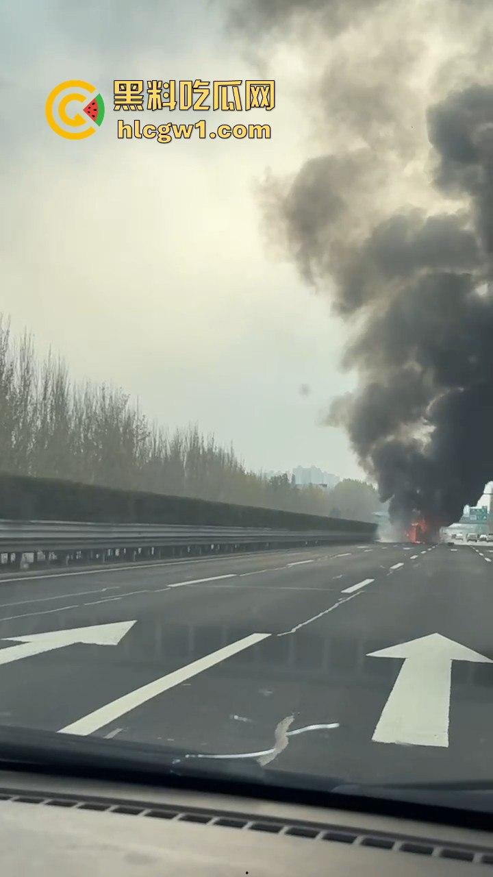 辽宁沈阳苏家屯高速突发大巴车祸!疑似载满辽宁师范大学学生,现场一片狼藉!-5