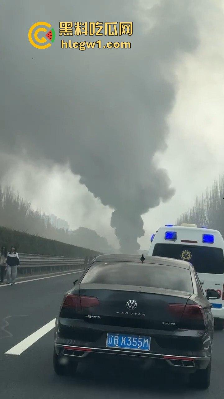 辽宁沈阳苏家屯高速突发大巴车祸!疑似载满辽宁师范大学学生,现场一片狼藉!-6
