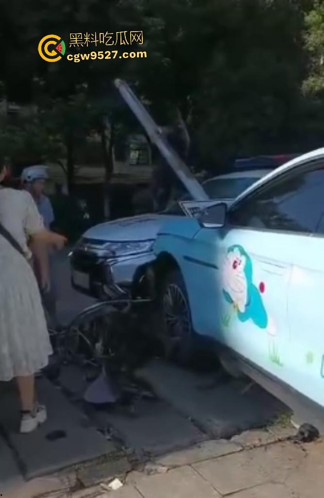 湖南衡阳红湘路口惊魂车祸！男孩睡意昏沉撞断摩托手腿，还撞警车，可笑的是交警扶他到警务室又睡着了！-7