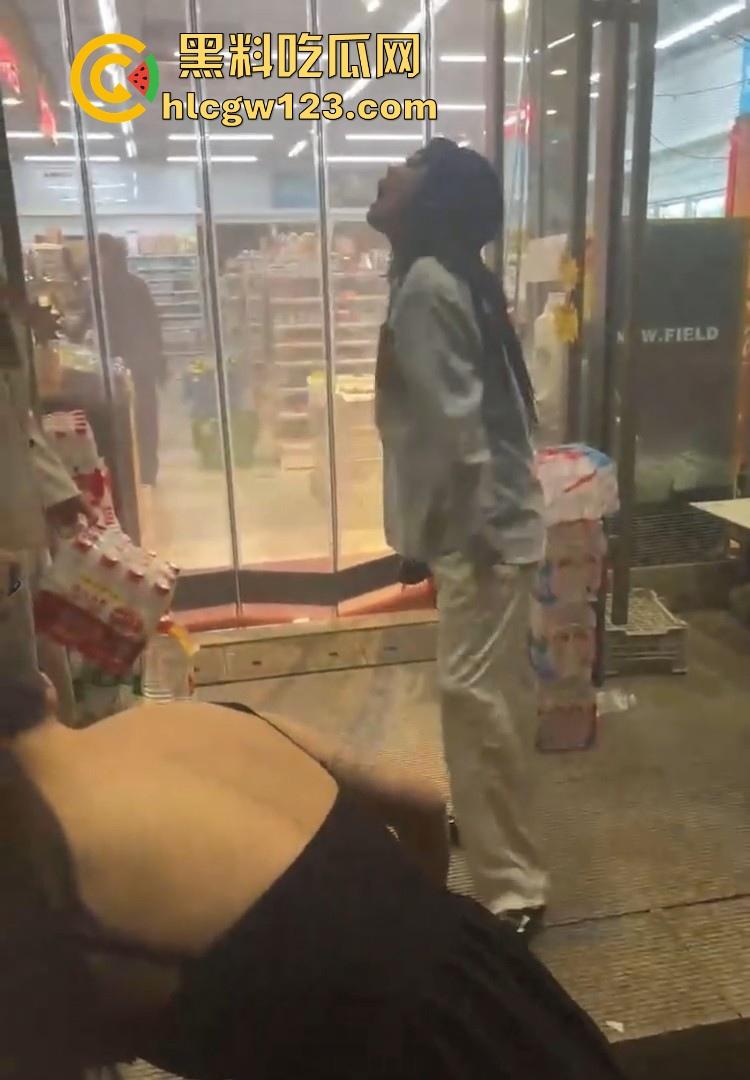 吉林长春两精神小妹午夜撕逼 从超市打到街头雨中激烈火拼 不料一方不讲武德喊人围殴!-1