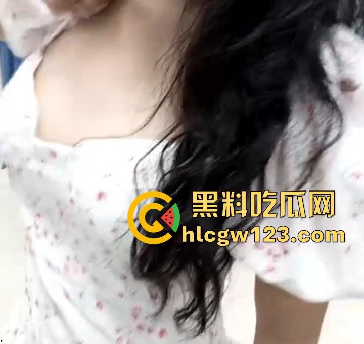 00后百合好闺蜜 都是极品性感萝莉 一起在商场玩露出 更衣间互舔自慰 鲍鱼超嫩强烈推荐!-3