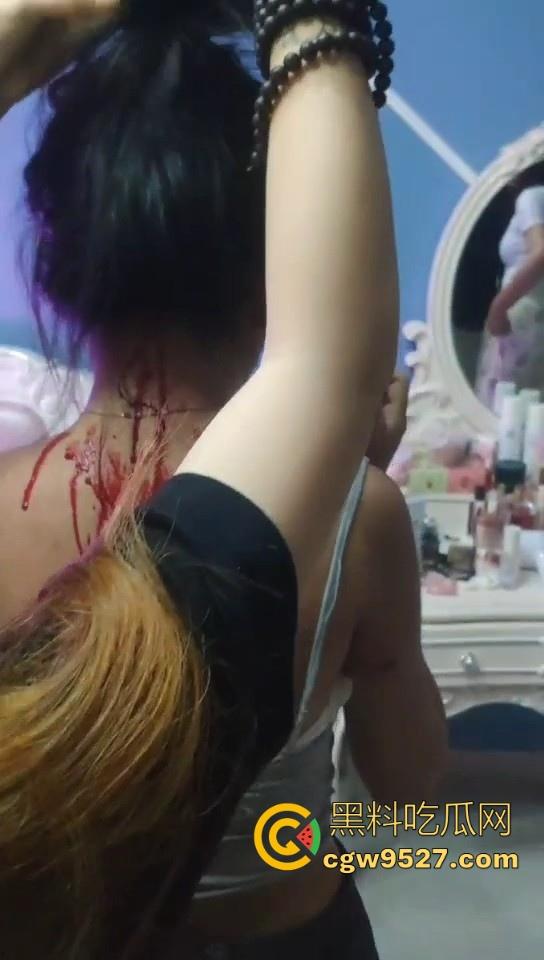 现在的精神小妹下手可是真狠啊！足足围起来殴打了十几分钟还不解恨，边打边对着镜头比耶！-9