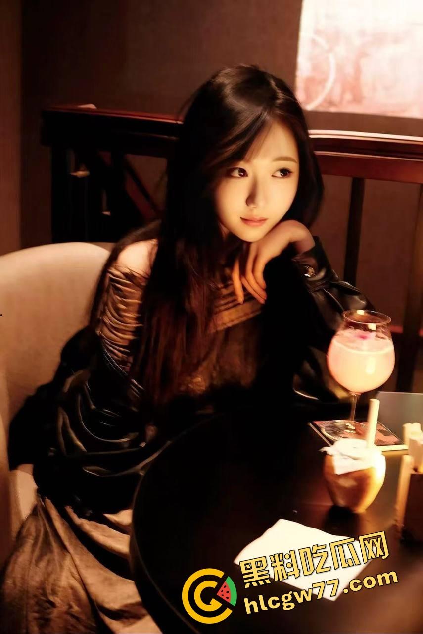 富哥牵着小骚逼逛商场，你见过鲍鱼一路滴到厕所的吗？这骚逼被干得连扶手都抓不住了！-1