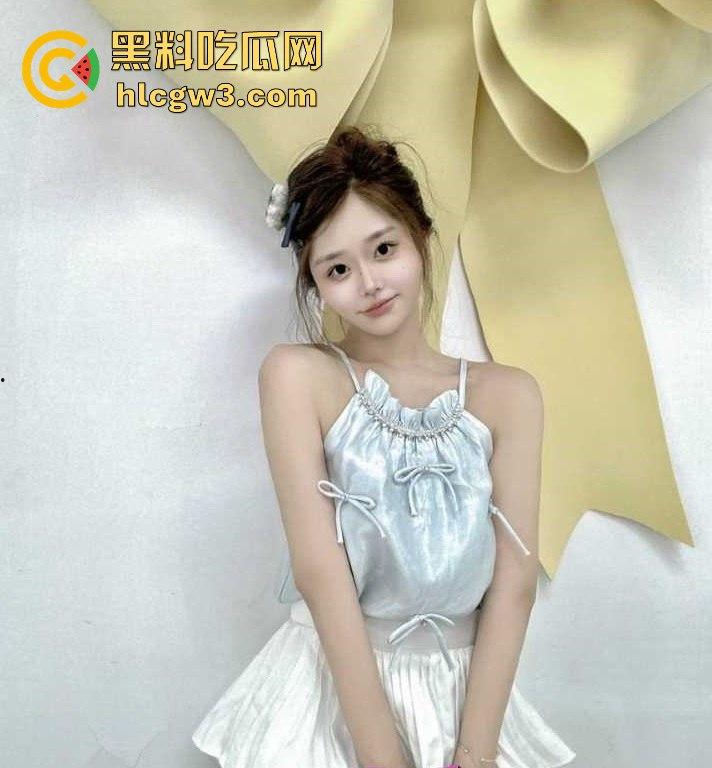 温州师范拜金荡妇【金依然】做外围 卖逼攒钱买名牌，揽客视频骚得不行，母狗姿势尽显吃相难看得要死！-1