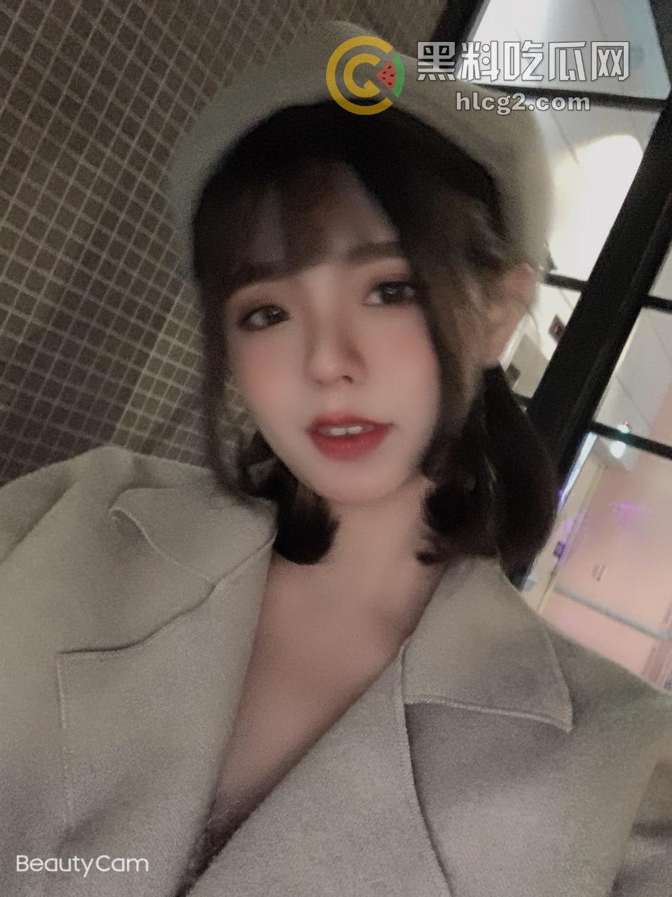 D乳也不敌E乳！我的巨乳学姐自拍曝光，手机相册竟是性感无比的骚照！-1