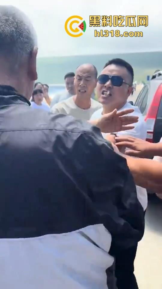 荷叶坪旅游区，怒遇车霸一台车堵了几百台车，手里拿着改锥当武器叫嚣，真是恶人多搞事呗！-1
