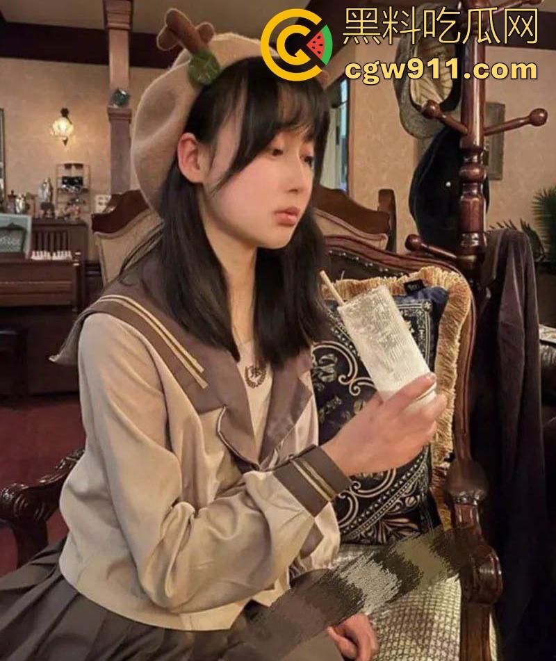 成都商学院极品学姐【吴依】下海园公交车， 赤裸跪姿吞吐肉棒，出租屋内接客多姿势性爱，呻吟不断极致淫骚！-1