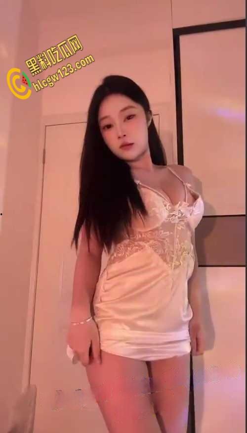 抖音美女主播【馨仪hhh】，微胖身材奶又大又挺拔，骚逼肉肉的看上去就紧！-2