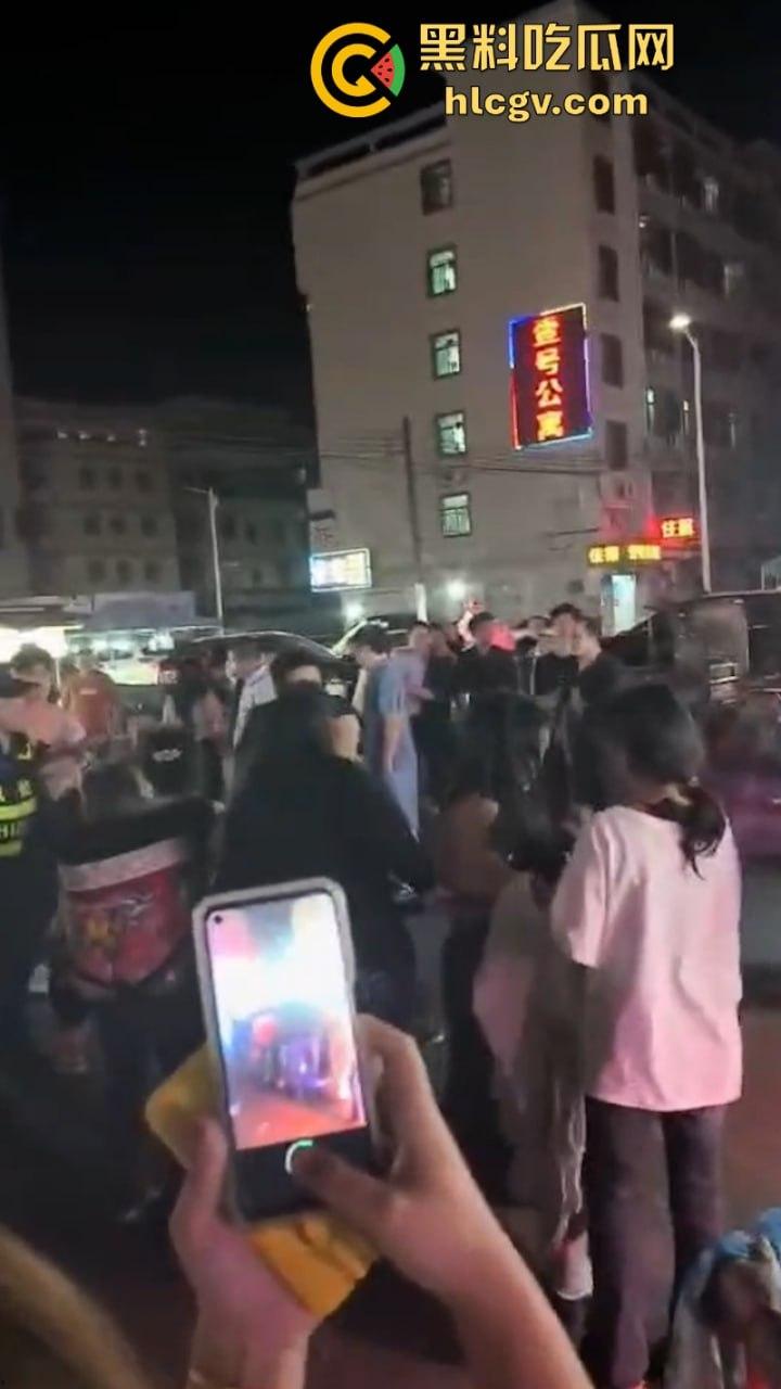 珠海渣男约会小三遭全家围堵暴打 无耻小三被扒光游街 亲爹都看不下去了！-7