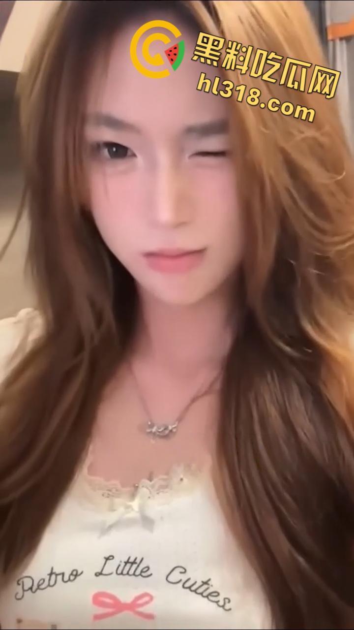 抖音网红福利姬【郁小月】，性感开档黑丝露出，白虎嫩穴一览无疑，这样的美脚不足交可惜了!-3