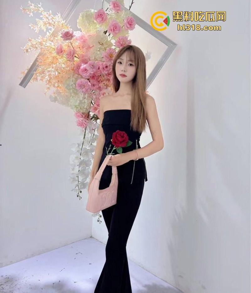 浙江大学校花【林菲】私密视频流出，高颜值女大多种制服诱惑，露脸反差的骚样让人心痒痒！-1